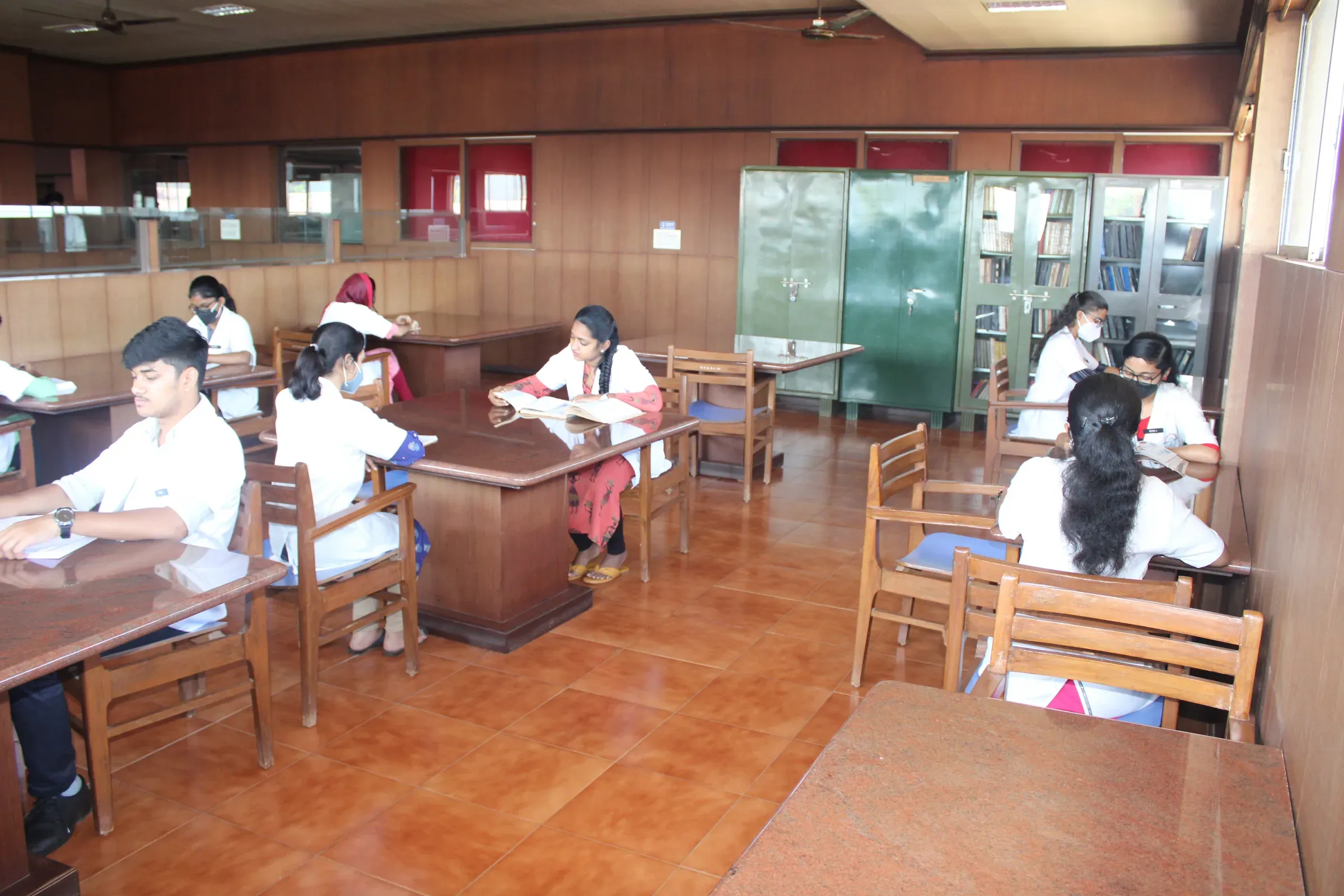 Students studying in the KVG Central Library